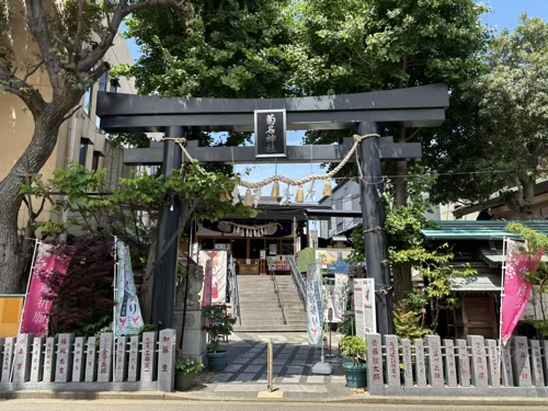 菊名神社　漆黒の鳥居