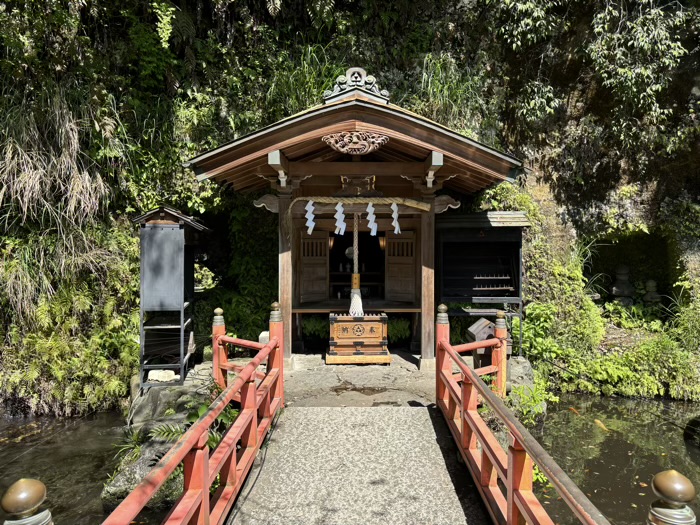 銭洗弁財天宇賀福神社　下之水神