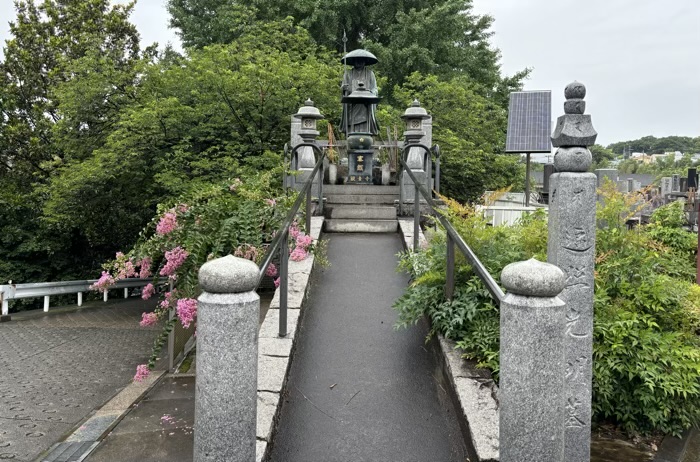 観音寺参道　弘法大師像