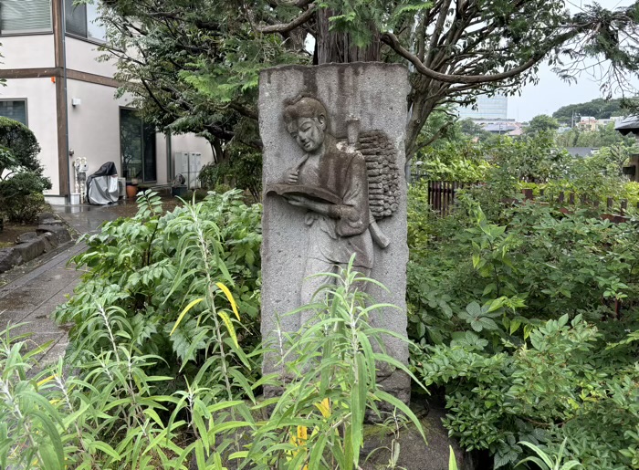 観音寺　二宮尊徳のレリーフ像