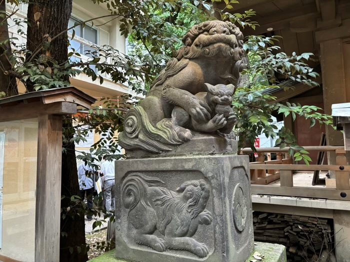 新宿　稲荷鬼王神社のえびすまつり（べったら市）　狛犬