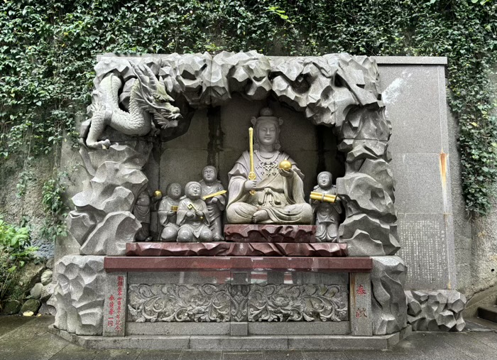 江ノ島　江島神社 辺津宮　弁財天童子石像