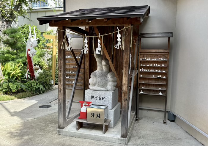 東京・品川区　蛇窪神社　撫で白蛇