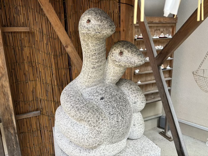 東京・品川区　蛇窪神社　撫で白蛇