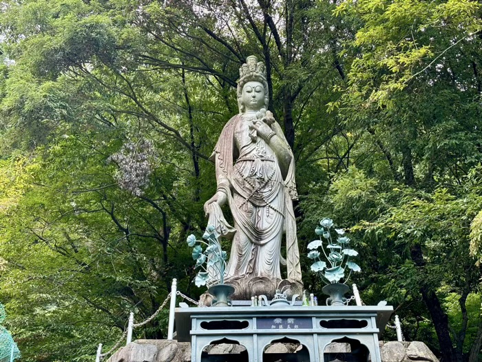 大山阿夫利　大山寺　十一面観世音菩薩（平和観音像）と幸福の鐘