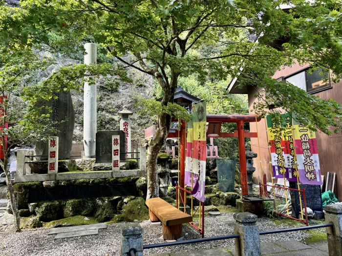 大山阿夫利　大山寺　法現稲荷社と六遣塚