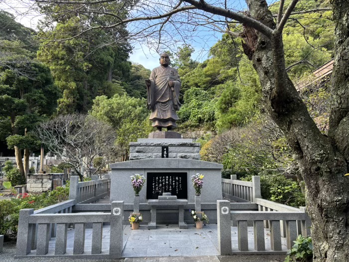 鎌倉　妙本寺　日蓮聖人銅像