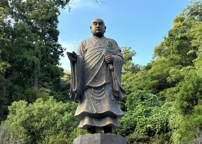 鎌倉　妙本寺　日蓮聖人銅像