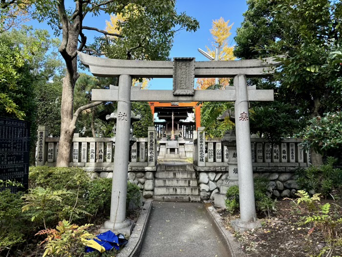 横浜市中央卸売市場　伏見市場稲荷大神　鳥居