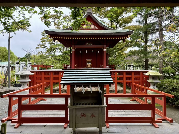 鎌倉　鶴岡八幡宮　旗上弁財天社