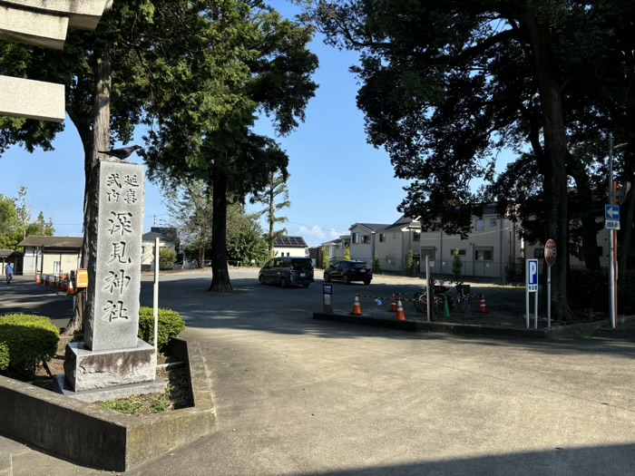 大和　深見神社　駐輪場と駐車場