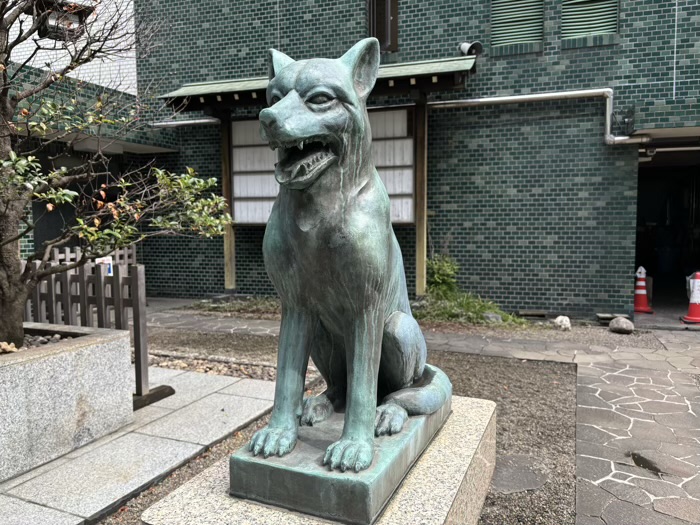 東京　渋谷　宮益御嶽神社　神使・日本狼（大神）