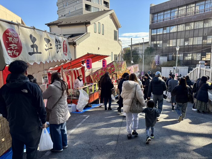 横浜　伊勢山皇大神宮　お正月　駐車場に並ぶ屋台