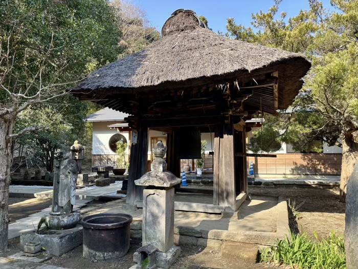 鎌倉　圓應寺（円応寺）　鐘楼と石仏像