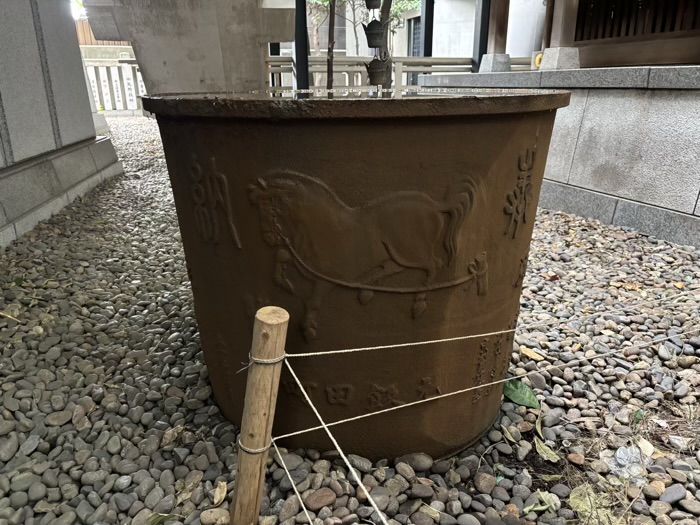 九段下　築土神社　天水桶