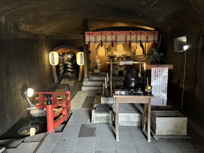 平塚　土屋銭洗い弁財天 妙圓寺　霊穴岩屋