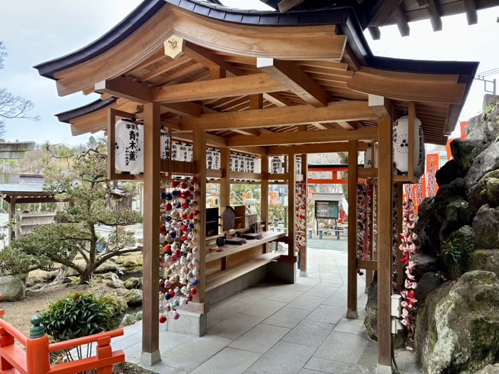 平塚　土屋銭洗い弁財天 妙圓寺　護摩木記入所（岩屋霊穴前）