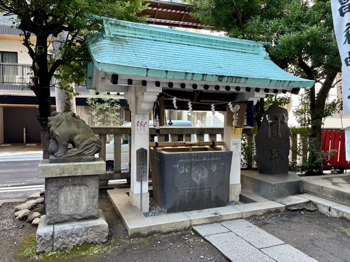 日本橋　椙森神社　手水舎と富塚