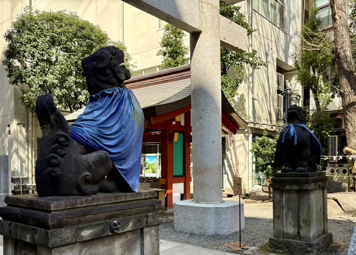 茅場町　日本橋日枝神社　運気上昇上向き狛犬