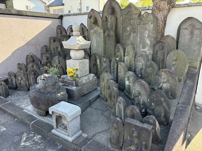 鶴見　慶岸寺　無縁供養塔・庚申塔(阿弥陀如来)