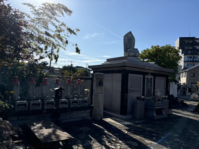 鶴見　慶岸寺　永代供養塔と六地蔵
