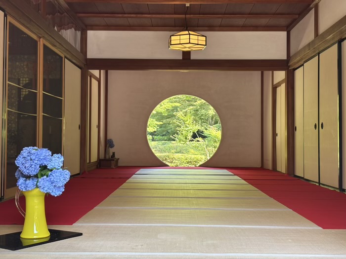 北鎌倉　明月院　悟りの窓