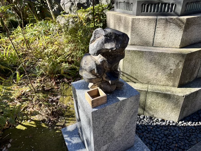 港区　愛宕神社　招き石