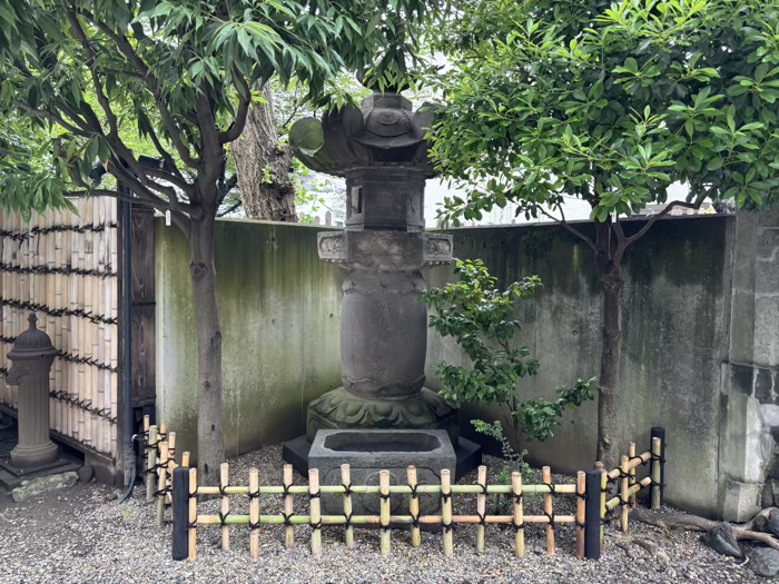 台東区　英信寺　大灯篭