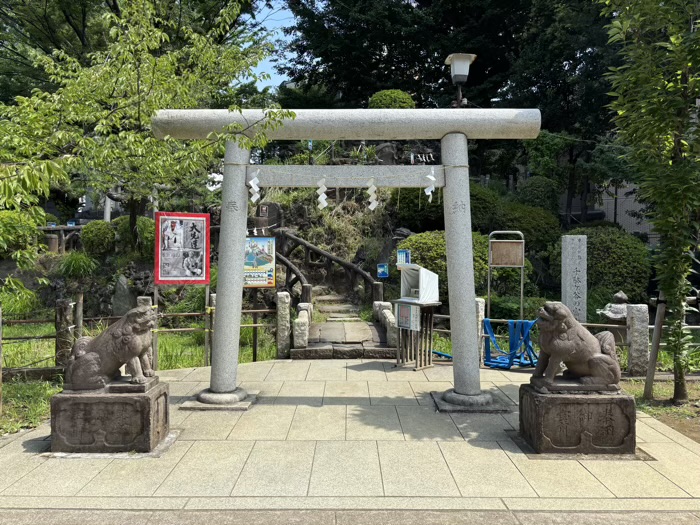 渋谷　鳩森八幡神社　冨士浅間神社（富士塚）