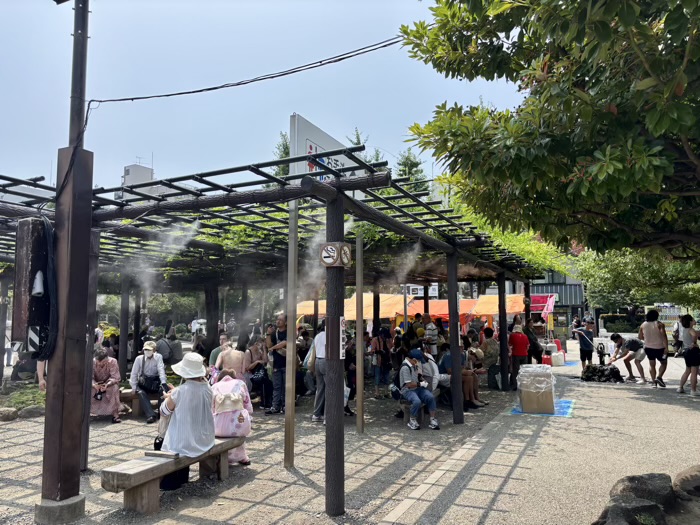 浅草寺　四万六千日ほおずき市　藤棚のミスト
