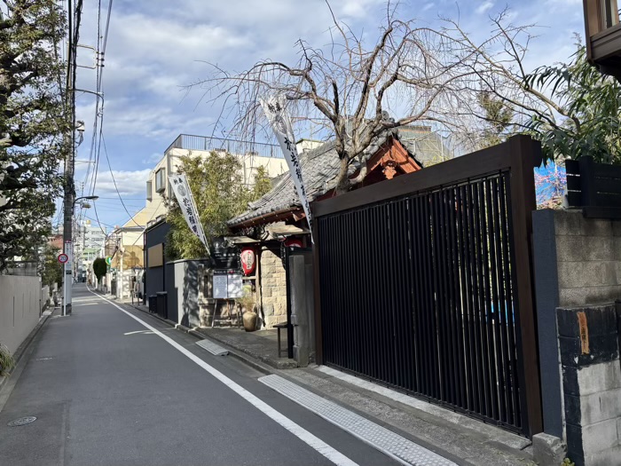 新宿　陽運寺（於岩稲荷）　山門