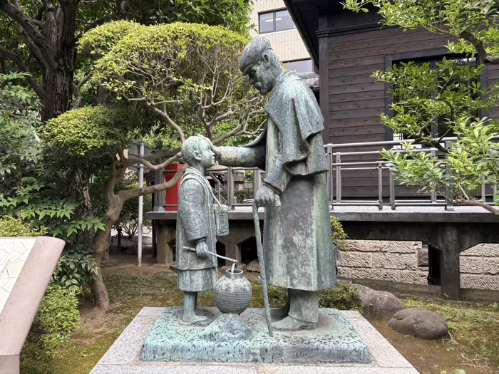 港区　乃木公園　辻占売りの少年との銅像