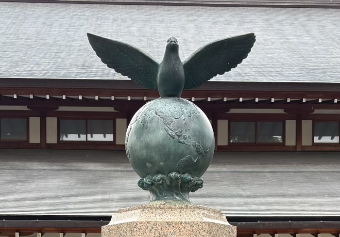 千代田区　九段下　靖國神社　遊就館　鳩魂塔「鳩と地球儀」