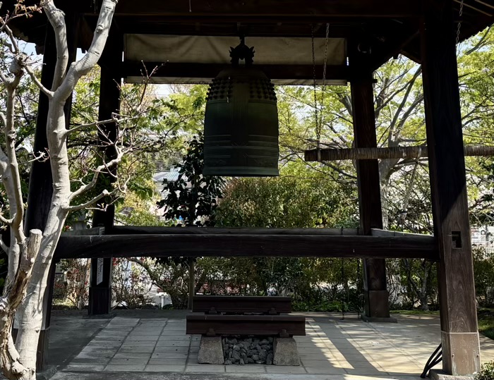 横浜市港北区上永谷　天神山　貞昌院　鐘楼堂と京急大師線レール