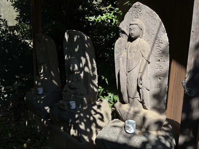 新羽　杉山神社　三体の石仏