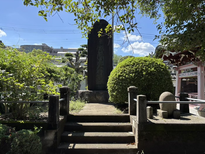 日吉本町　金蔵寺　本堂改修記念碑と力石