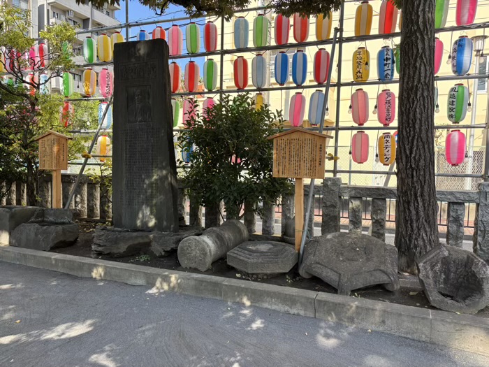 横浜　お三の宮日枝神社　旧手水鉢と石灯籠