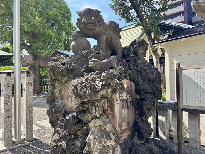 横浜　お三の宮日枝神社　砲弾を抱えた狛犬