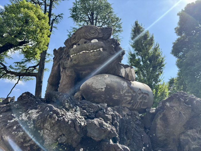 横浜　お三の宮日枝神社　砲弾を抱えた狛犬