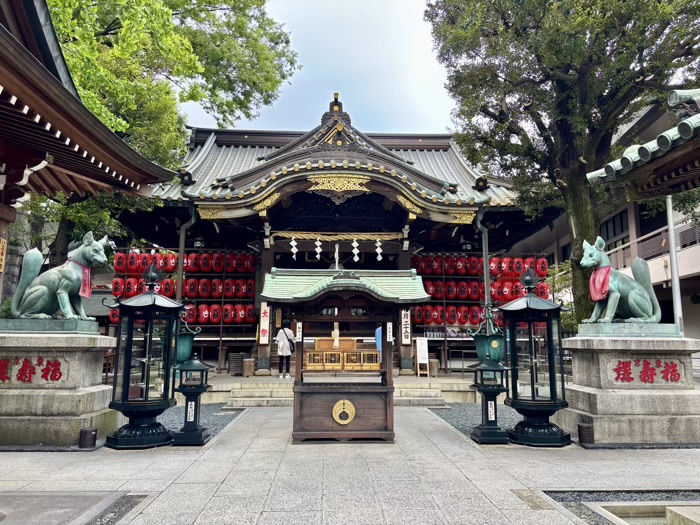 赤坂　豊川稲荷東京別院　本堂　お供え物