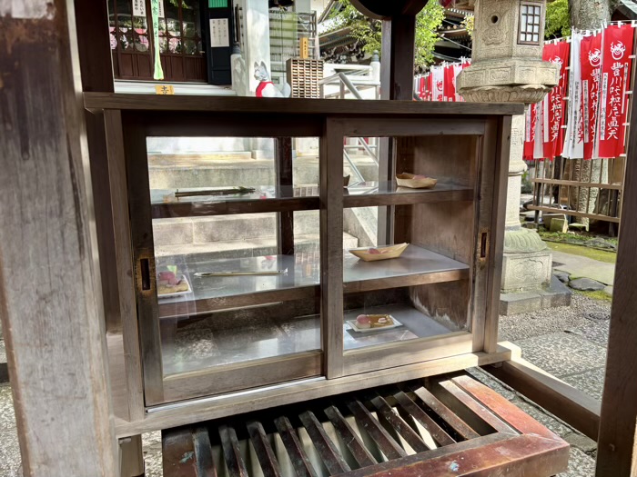 赤坂　豊川稲荷東京別院　奥の院　お供え物
