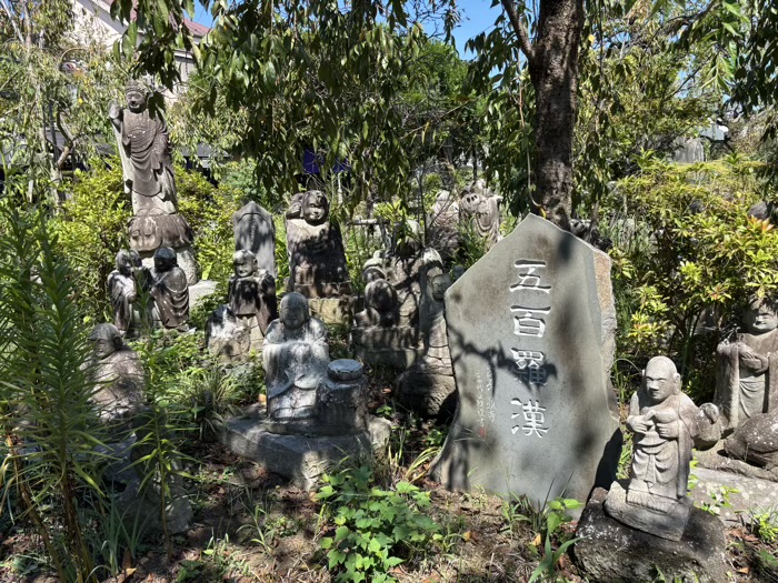 大和　常泉寺　羅漢さまの小径