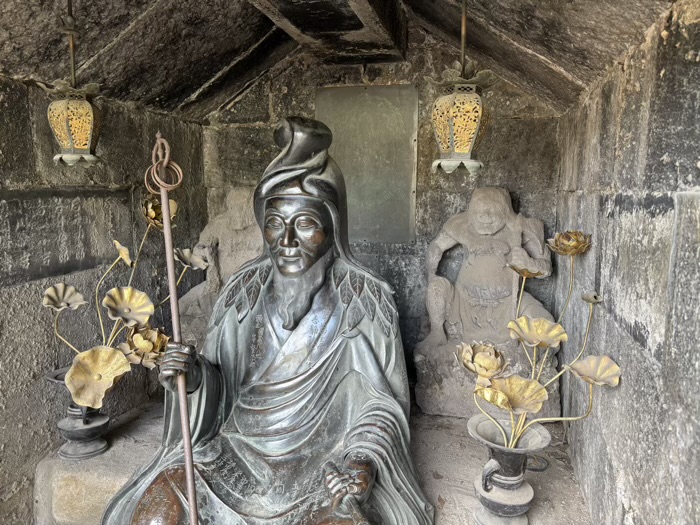 瀧泉寺(目黒不動尊) 女坂 役の行者倚像