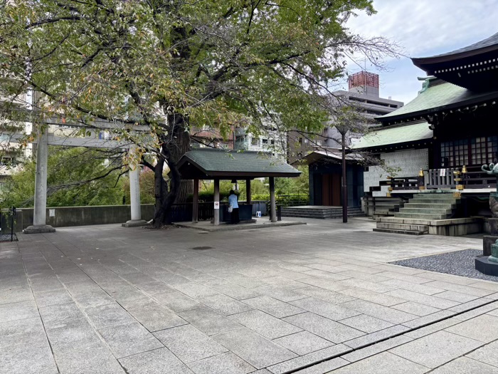 新宿　十二社熊野神社　境内