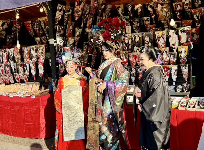 浅草寺 納めの観音ご縁日「羽子板市」