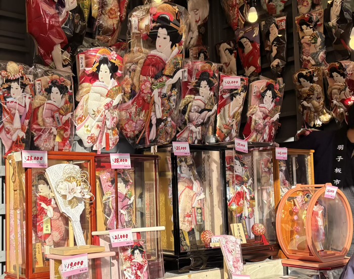 浅草寺 納めの観音ご縁日「羽子板市」