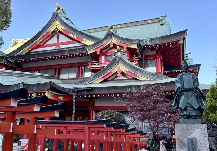 川崎市 京濱伏見稲荷神社 千本鳥居と富澤冠受大人之命の像