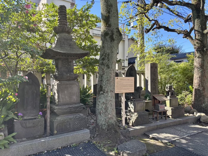 南千住　素盞雄神社　地蔵堂（庚申塔群三基）