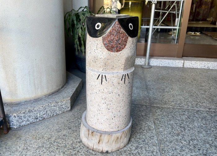 上野　五條天神社　社務所出入口のところにいる鷽鳥