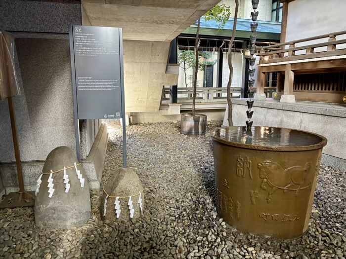 九段下　築土神社　天水桶と力石